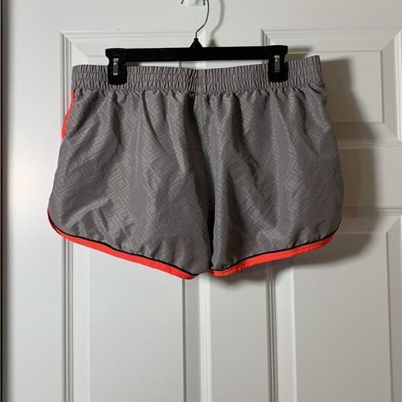 Under Armour semi-fitted size Large heat gear athletic shorts - Picture 2 of 6